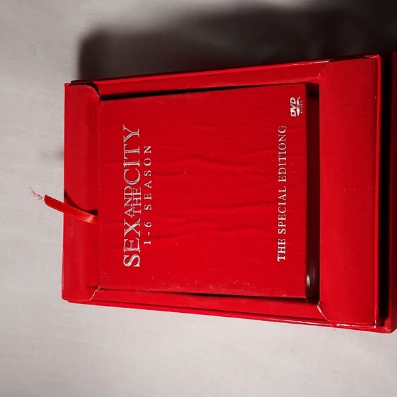 Sex and the City Seasons 1 - 6 In Red Velvet-like Case Special Edition DVDs - Picture 13 of 15